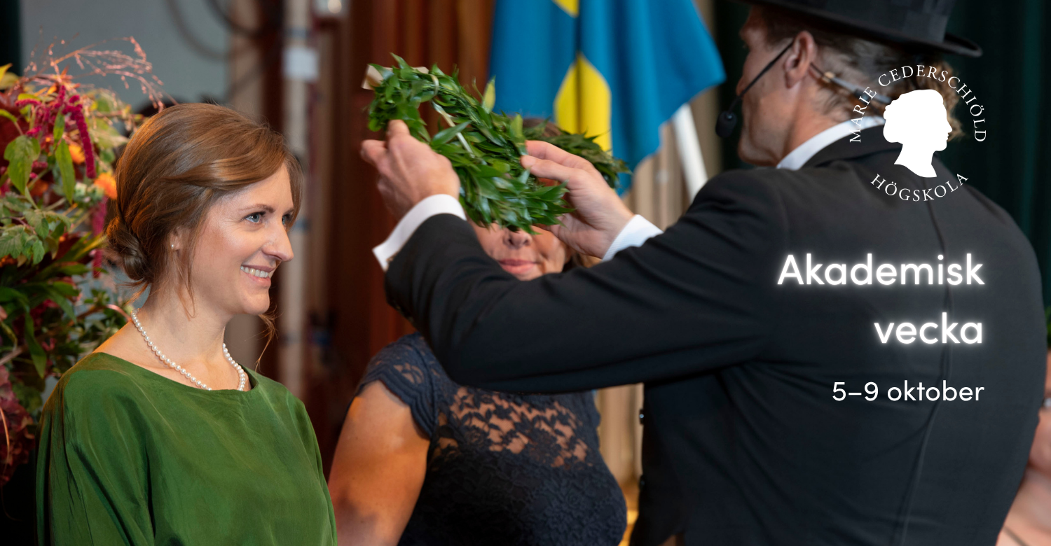 En kvinna i grön festklänning ska just få en krans på huvudet.